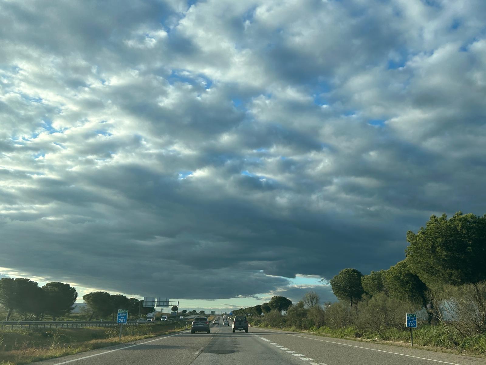 Carretera nubes coches