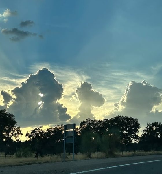 Nubes carretera atardecer