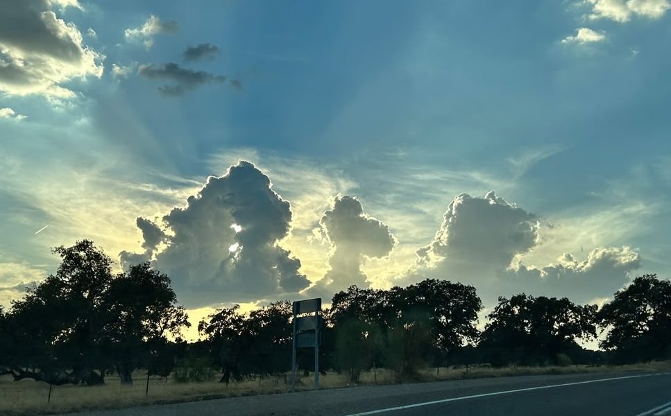 Nubes carretera atardecer