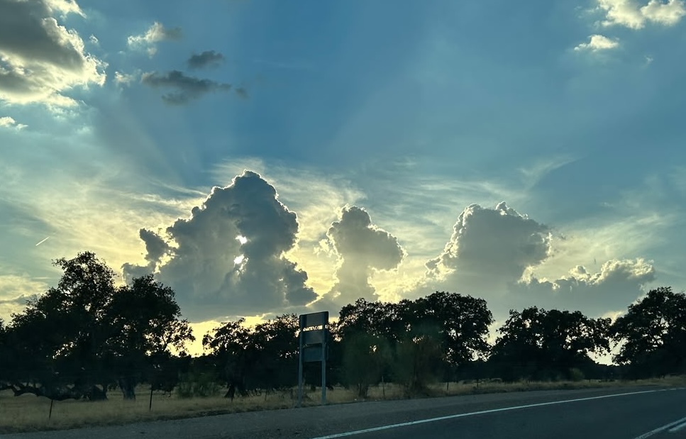 Nubes carretera atardecer