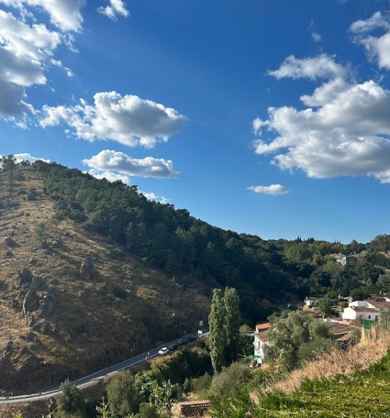 Paisaje sierra de aracena nubes