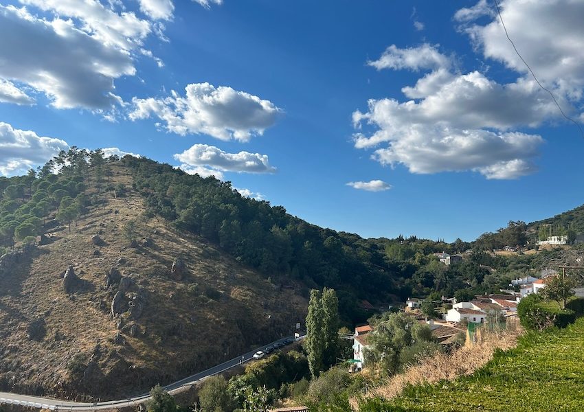 Paisaje sierra de aracena nubes
