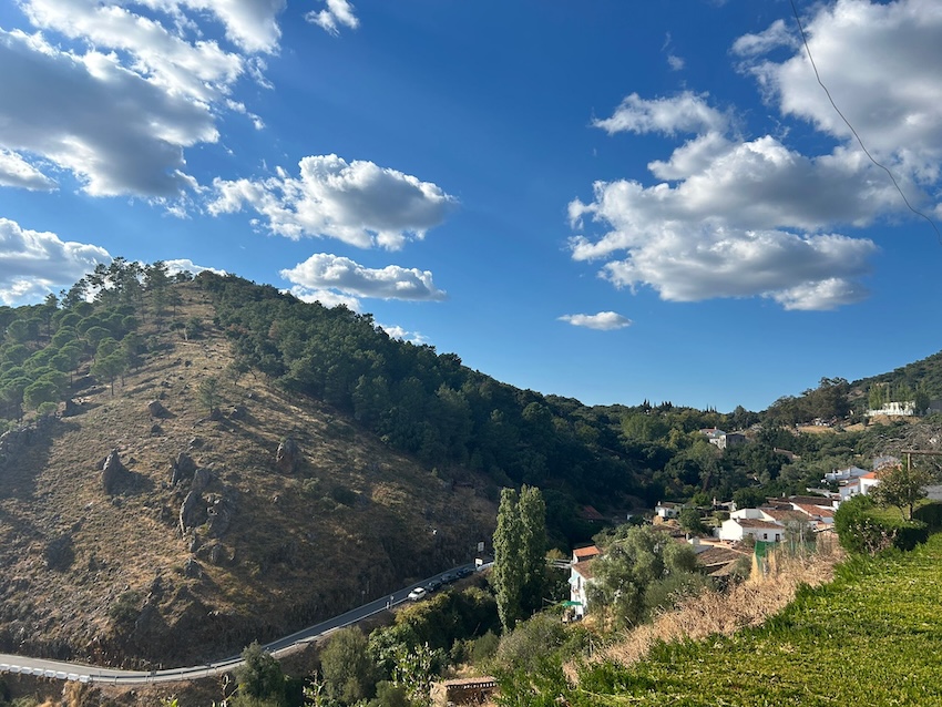 Paisaje sierra de aracena nubes